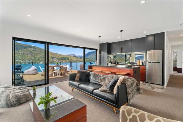 Charming Lakeview Home With Remarkable Views - Arrowtown