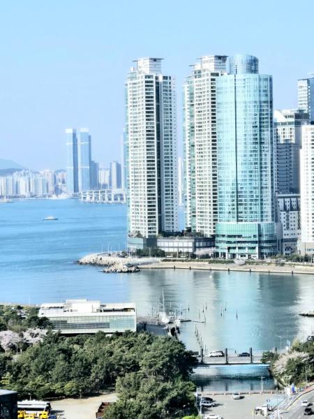 Na zdjęciu widoczny jest obiekt BUSAN HAEUNDAE BEACH OCEAN VIEW TERRACE HoTEL położony w mieście Ch'ŏngsap'o.
