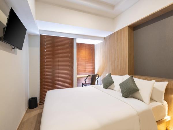 写真にはRawalumpang市にあるHotel GOLDEN TULIP ESSENTIAL PIK2 JAKARTAが写っています。