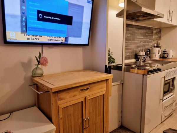Zdjęcie 5: Loft Flat, near Hampton Court Palace, Free Parking