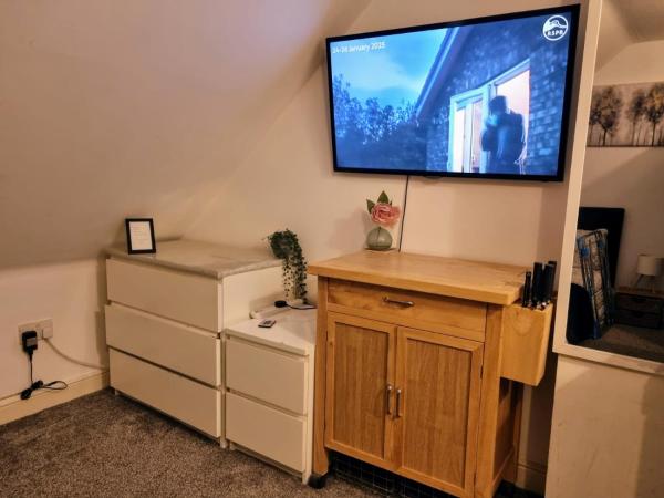 Zdjęcie 3: Loft Flat, near Hampton Court Palace, Free Parking
