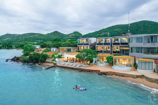 Na fotografii je vidět objekt Madusea Grand Villa มาดูซี แกรนด์ วิลล่า nacházející se ve městě Ko Larn.