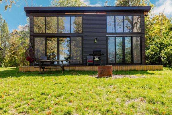 Auf dem Foto ist das Objekt 3-bedroom Lakefront Villa #10 in der Stadt Burleigh Falls zu sehen.