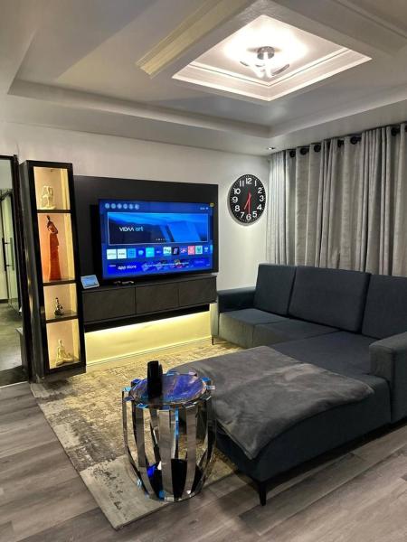 På billedet ses objektet Luxurious Abuja Apartment with Private Entrance Central AC beliggende i byen Garki.