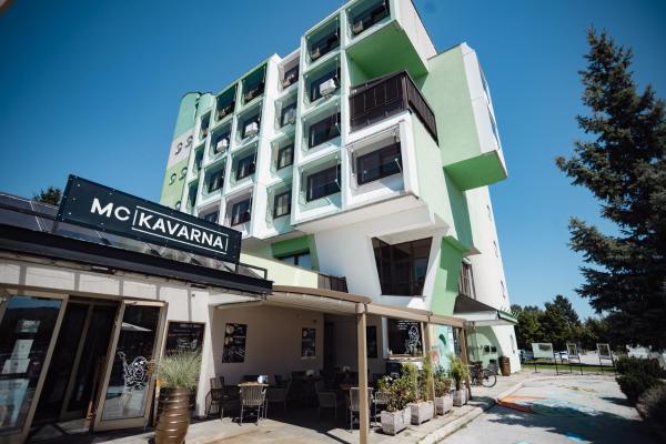 На фото показан объект MC Hotel, расположенный в городе Šešče pri Preboldu.