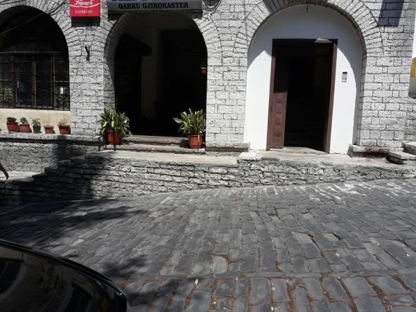 A la foto es mostra l'objecte Tina's Apartment situat a la ciutat de Gjirokastër.