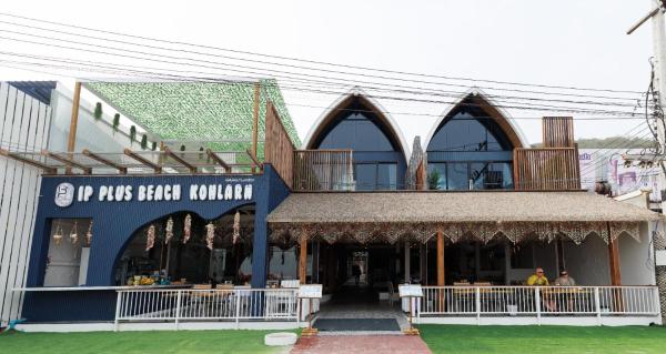 The photo shows the IP PLUS BEACH RESORT Koh Larn located in the city of Ko Larn.