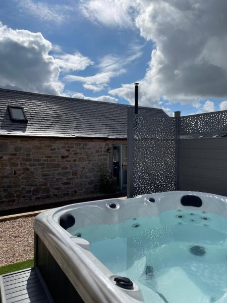 På billedet ses objektet Distillers Cottage, Peaceful rural retreat in Lanarkshire, onsite craft distillery, hot tub, bbq hut, central for exploring Scotland beliggende i byen Forth.