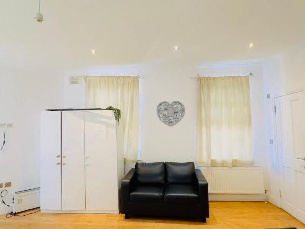 Specious Studio Flat In Great Location - Bromley