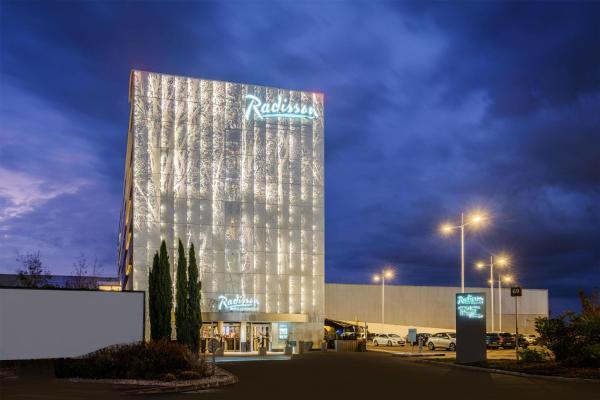Na zdjęciu widoczny jest obiekt Radisson Hotel Paris Le Bourget położony w mieście Le Bourget.