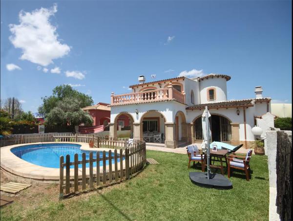 A la foto es mostra l'objecte Precioso chalet con piscina privada situat a la ciutat de Oliva.
