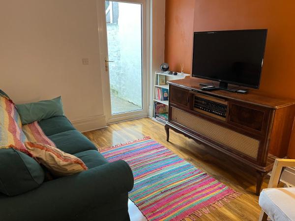 A la foto es mostra l'objecte Spacious 4 Bedroom Mid-Terrace in Swansea situat a la ciutat de Sketty.
