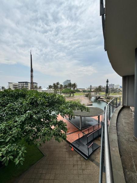 Bilde 3: Accommodation Front - Phenomenal 3 Bedroom with Unique Canal Views