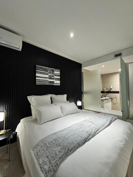 Bilde 9: Accommodation Front - Phenomenal 3 Bedroom with Unique Canal Views