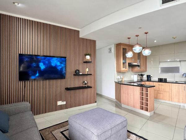 Bilde 7: Accommodation Front - Phenomenal 3 Bedroom with Unique Canal Views