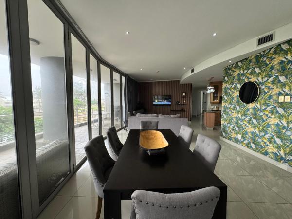 Bilde 5: Accommodation Front - Phenomenal 3 Bedroom with Unique Canal Views