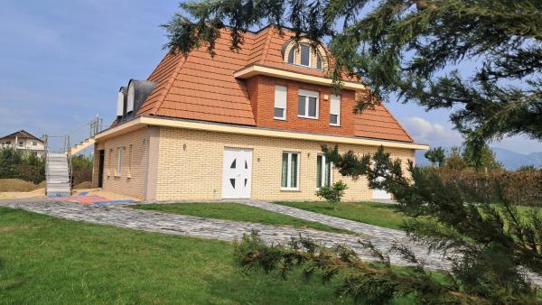 Auf dem Foto ist das Objekt Villa Alpine in der Stadt Qerek zu sehen.