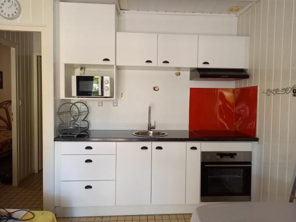 The photo shows the Résidence les hibiscus 4 located in the city of Mathurin Noël.