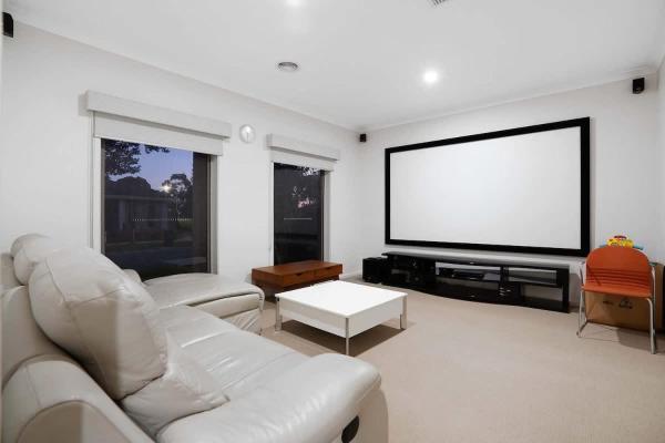 Family Home With Home Theater In Tarneit - Werribee
