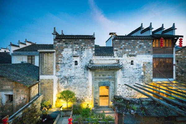 The photo shows the Wuyuan Jiwei Mountain Lodge (Sixi-Yan Village Scenic Area) located in the city of Wuyuan.