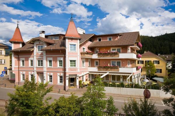 På billedet ses objektet Hotel Blitzburg beliggende i byen Brunico.