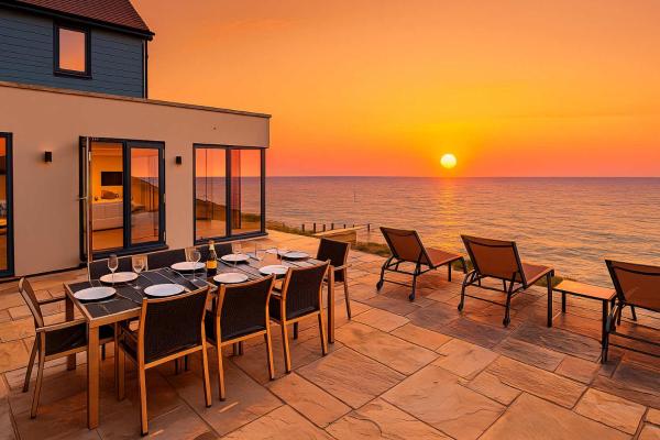 A la foto es mostra l'objecte The Sea House - Ultimate Seafront Living & Sunsets situat a la ciutat de Selsey.