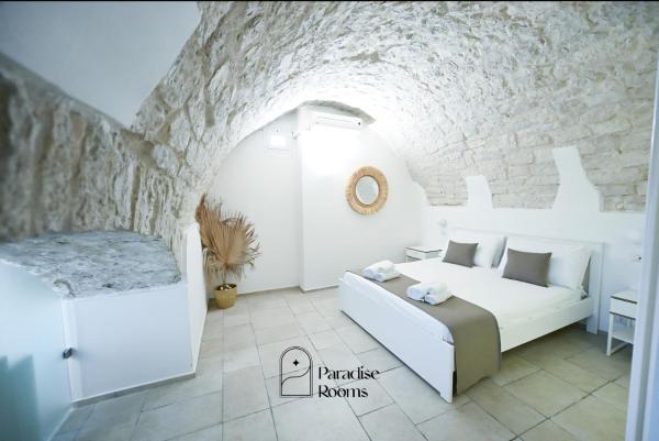 照片显示了位于Bitritto市的Paradise Rooms物件。