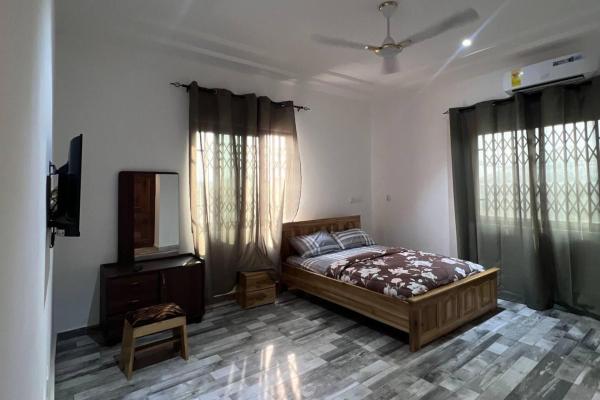5 Bedroom House Sleeps 12 -Balcony -Hired security, Accra