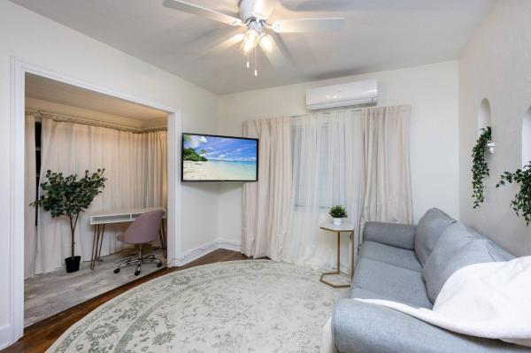 På billedet ses objektet Parkside Duo (pet-friendly) 2 bedroom plus den beliggende i byen Sankt Petersborg.