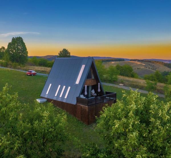 A la foto es mostra l'objecte Love shack Cabin in Mušići, near Divčibare, beautiful landscape, unique design situat a la ciutat de Kosjerić.