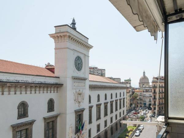 Na foto é possível ver o objeto Casa Castel Capuano localizado na cidade de Naples.