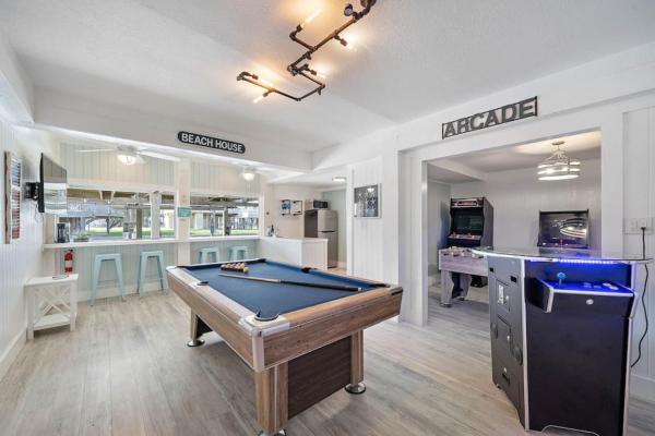 Canal Front Home With Boat Slip, Game Room, And Great Water Views - Galveston, TX