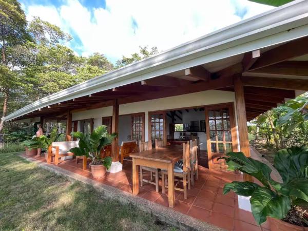 Na fotografii je vidět objekt Guest house with ocean view - breakfast included nacházející se ve městě Manzanillo.