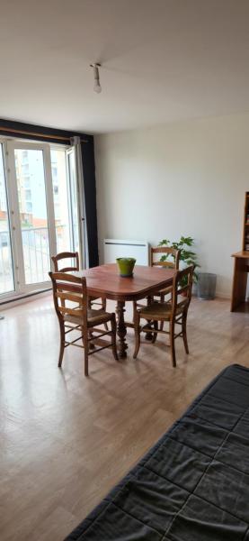 写真にはトロワ市にあるAppartement 74 m2 entièrement privatif - Gareが写っています。