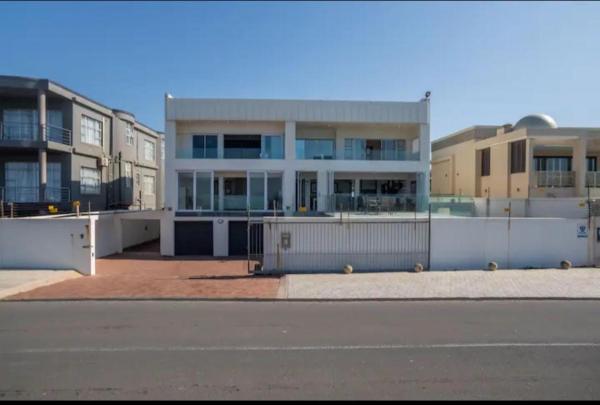Photo 1 : House on the Beach in Glenashley