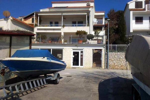 På billedet ses objektet Apartments by the sea Tisno, Murter - 14346 beliggende i byen Tisno.