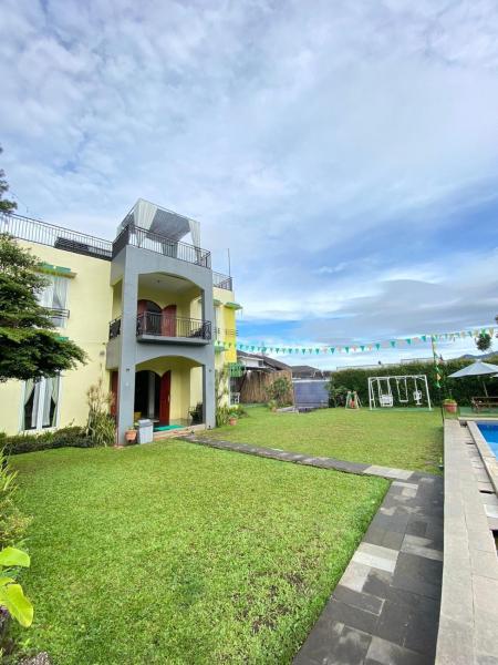 The photo shows the Villa 99 Nabila Kayna Puncak located in the city of Paragajen.