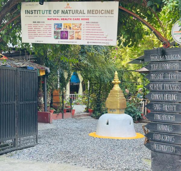 Na zdjęciu widoczny jest obiekt Institute Of Natural Medicine , Yoga & Therapy home położony w mieście Katmandu.