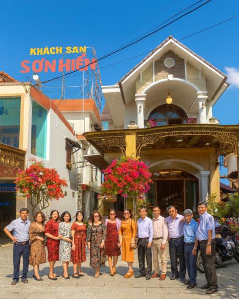 Op de foto is het object Khách Sạn Sơn Hiển te zien, gelegen in de stad Suối Hòa (2).