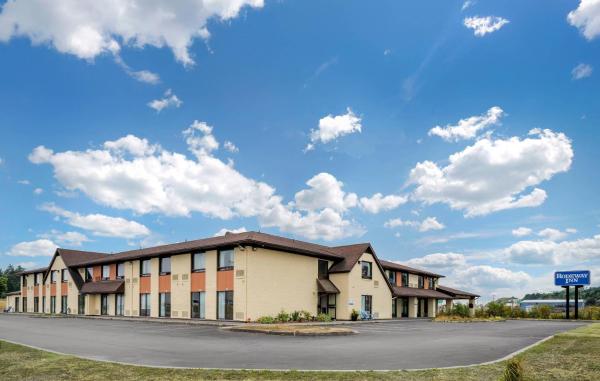 Na zdjęciu widoczny jest obiekt Rodeway Inn położony w mieście Saint John.