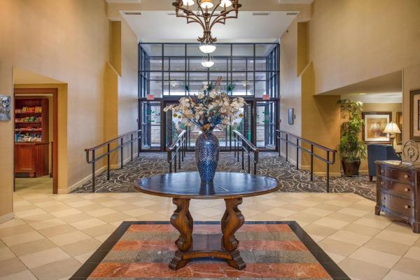 A la foto es mostra l'objecte Clarion Collection Hotel Arlington Court Suites situat a la ciutat de Arlington.