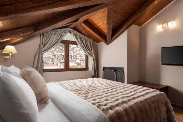 A la foto es mostra l'objecte Mons Arachova situat a la ciutat de Arachova.