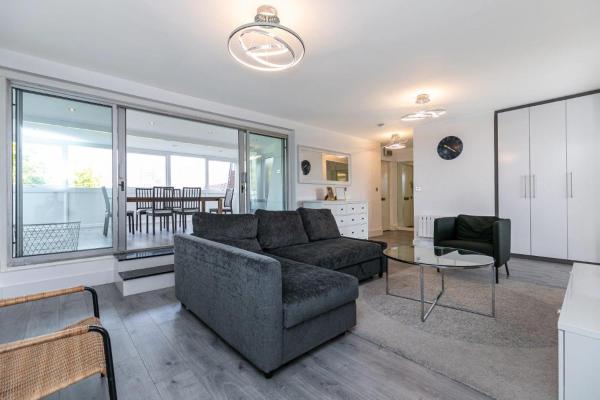 Superb penthouse with 2 bathrooms and roof terrace, London