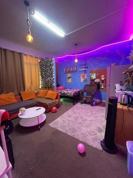 Kuvassa näkyy kohde Room attached bathroom with tv, joka sijaitsee kaupungissa Bū Rays.