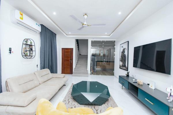 A la foto es mostra l'objecte Luxurious townhouse behind Achimota Mall situat a la ciutat de Abeka.