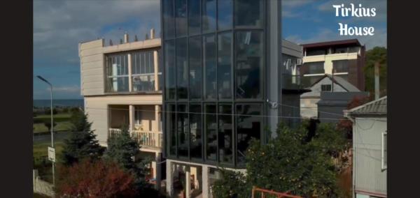 A la foto es mostra l'objecte TIRKIUSTAS House situat a la ciutat de Kobuleti.