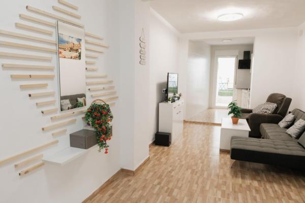 写真にはLa Algaba市にあるCasa de dos plantas ,Las niñasが写っています。