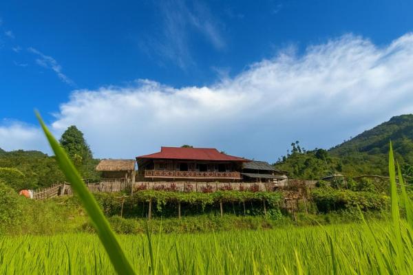 The photo shows the Bình Bản Liền Homestay - Vang A Binh located in the city of Na Lúng.