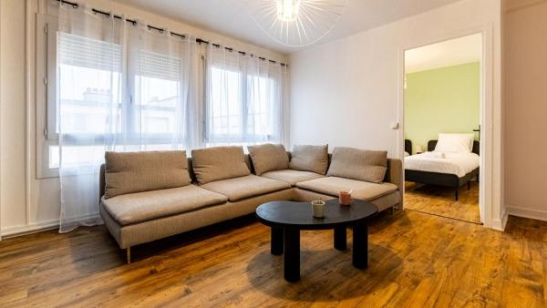 Le Paon Bleu - Spacious With Parking Space - Creuse