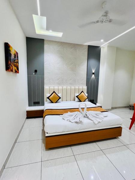 A la foto es mostra l'objecte Hotel Apple situat a la ciutat de Phardāpur.
